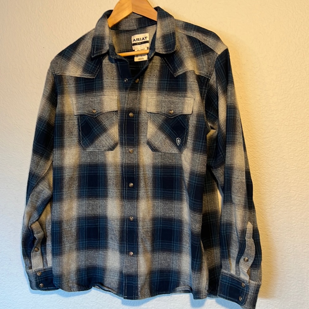 Men’s Ariat flannel “retro fit” pearl snap, size large. blue/white